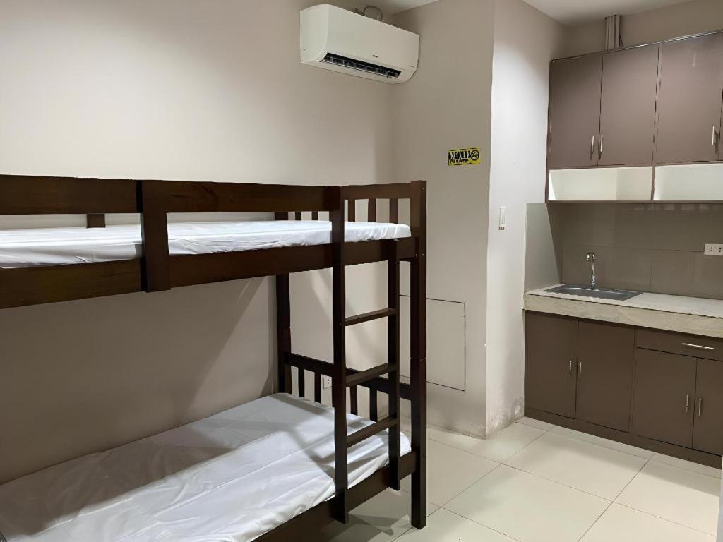 Oyo 766 Ichehan Apartments Manila Exterior photo